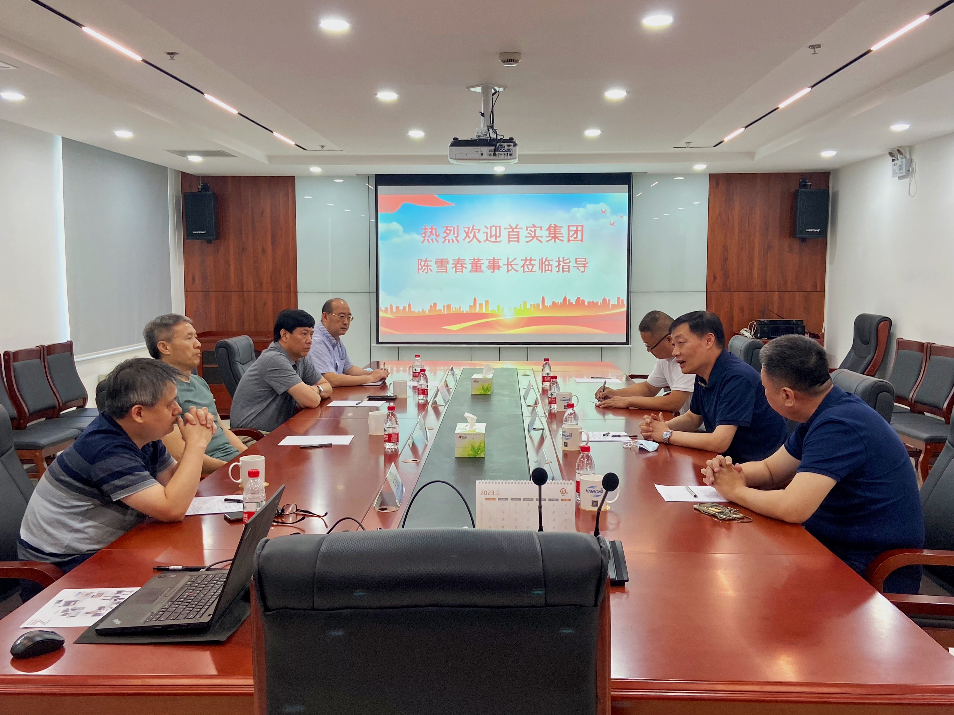 首都實業(yè)投資有限公司董事長陳雪春一行到北京市漢龍實業(yè)有限公司考察指導(dǎo)工作